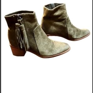 miss albright boots 6.5 Leather Olive Green Tassle Zipper Pull 2" Heels Ankle...